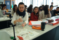 Laboratorio de química con alumnos